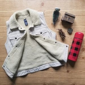 GAP Jackets & Coats - GAP corduroy sherpa lined vest sz M GAP Jackets & Coats - GAP corduroy sherpa lined vest sz M
